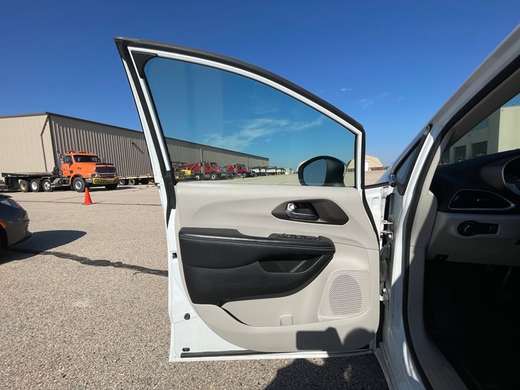 #1516-•-2020-chrysler-voyager-mini-van-(has-wi-title)-image-12