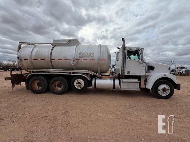 2015-freightliner-122sd-image-6