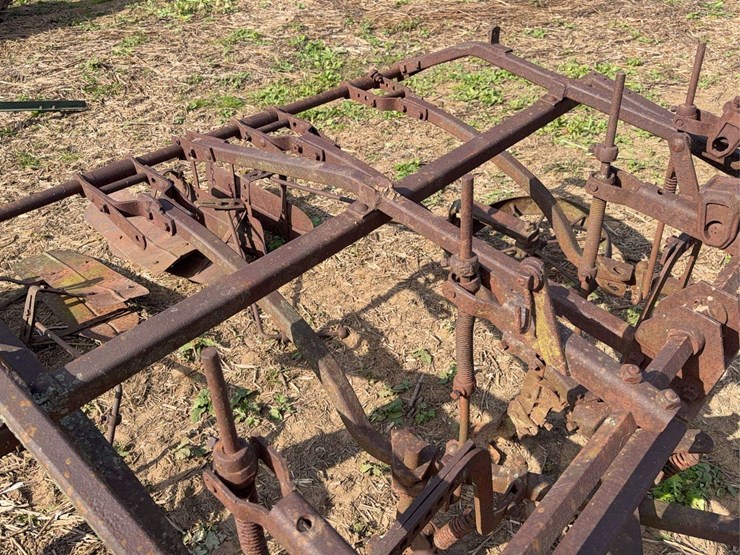 cletrac-front-mount-cutlivator-image-17