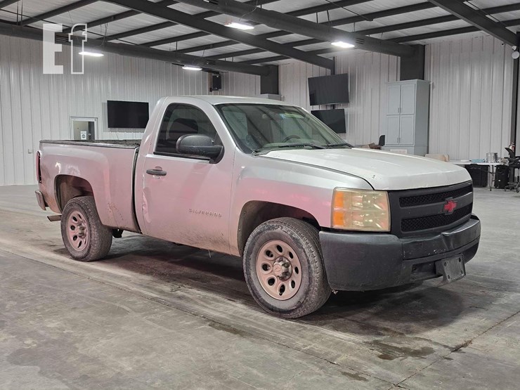 2013-chevrolet-silverado-1500-image-2