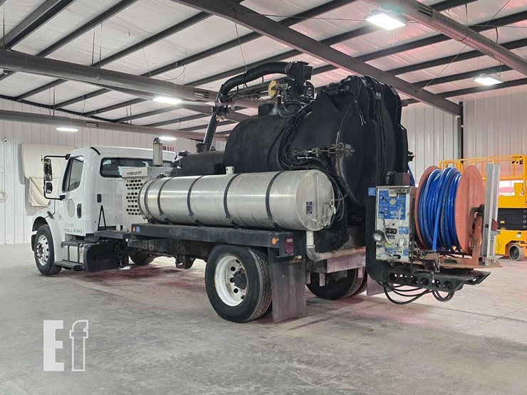 2013-freightliner-business-class-m2-106-image-4