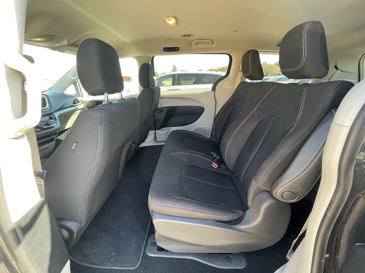 #1515-•-2020-chrysler-voyager-mini-van-(has-wi-title)-image-22