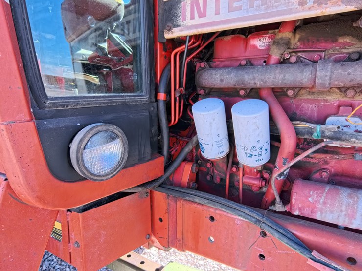 #1056-•-international-986-tractor-image-18