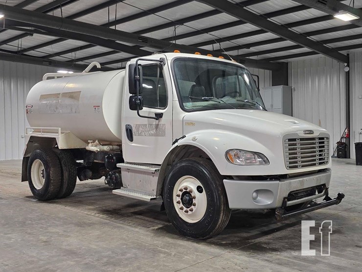 2019-freightliner-business-class-m2-106-image-2