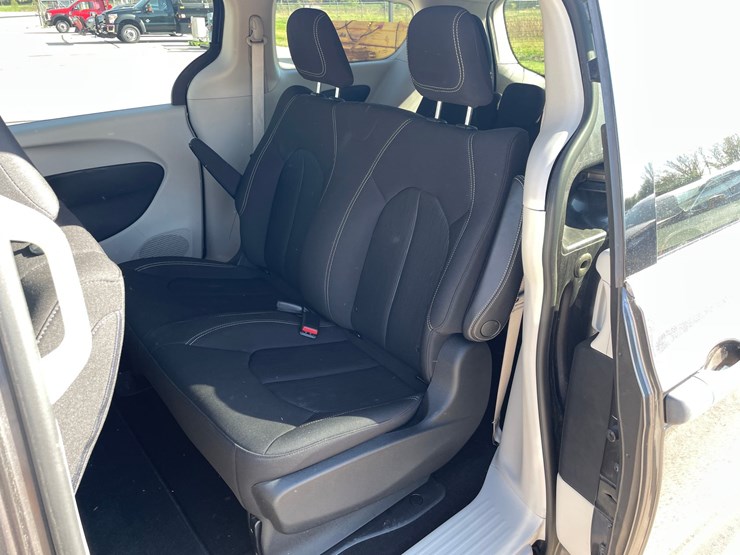 #1519-•-2020-chrysler-voyager-mini-van-(has-wi-title)-image-22