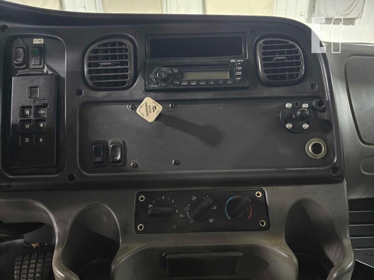2004-freightliner-business-class-m2-106-image-15