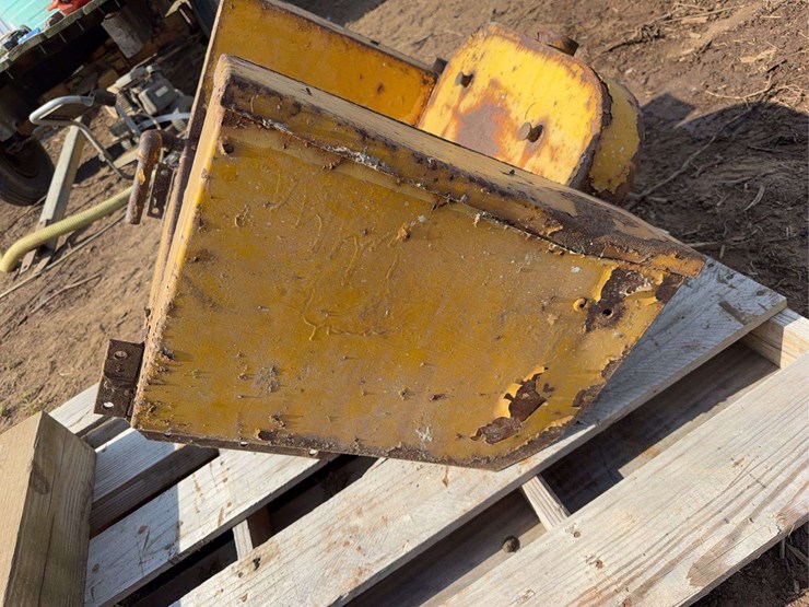 caterpillar-seat/fuel-tank-image-5