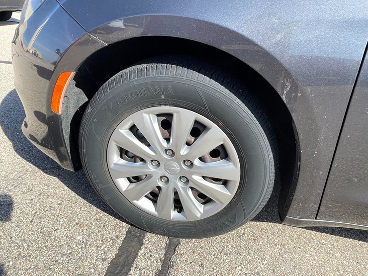 #1522-•-2021-chrysler-voyager-mini-van-(has-wi-title)-image-10