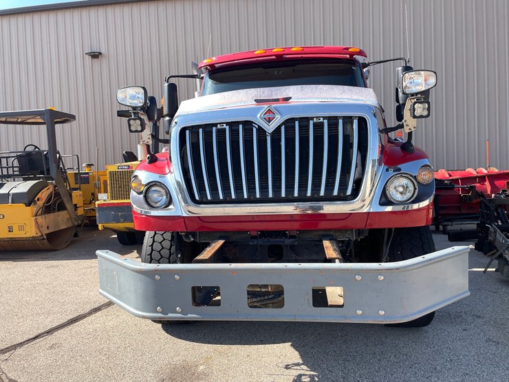 #1503-•-2018-international-7600-quad-axle-dump-truck-(has-wi-title)-with-accessories-image-2