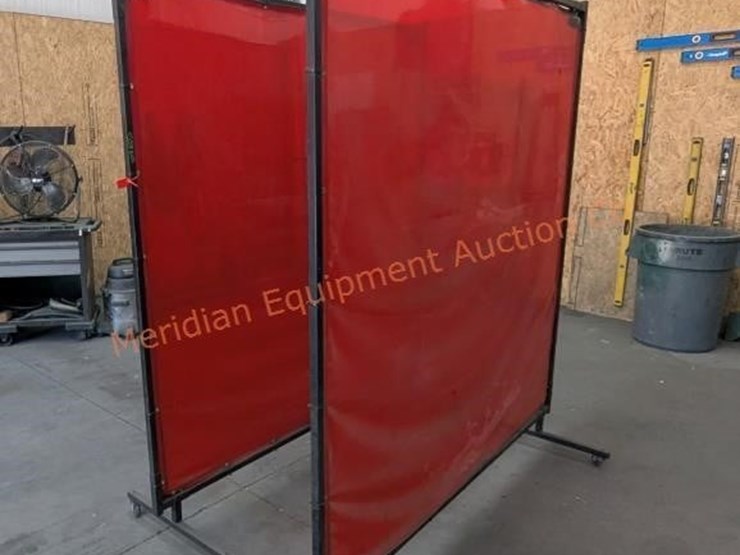 2--welding-arc-shields-on-casters-image-4