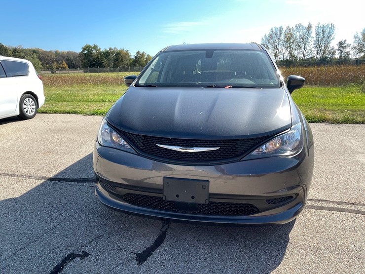 #1522-•-2021-chrysler-voyager-mini-van-(has-wi-title)-image-2