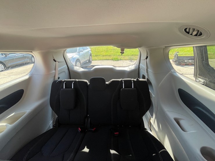 #1515-•-2020-chrysler-voyager-mini-van-(has-wi-title)-image-23