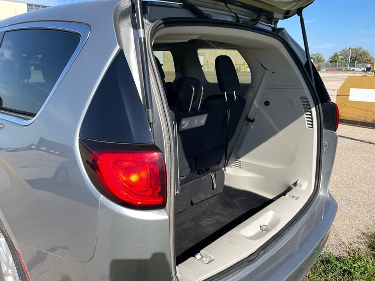#1518-•-2020-chrysler-voyager-mini-van-(has-wi-title)-image-16
