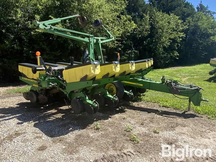 2004-john-deere-1760-maxemerge-plus-12r30"-vacuum-planter-image-3