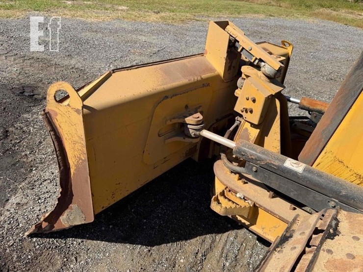 2020-caterpillar-d1-image-43