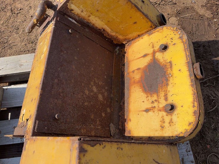 caterpillar-seat/fuel-tank-image-6