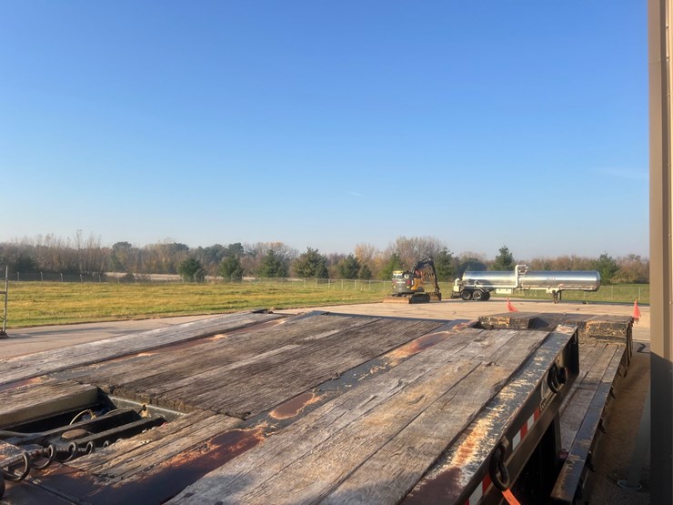 #1511-•-2001-sterling-tri-axle-heavy-haul-day-cab-semi-(has-wi-title)-with-2014-etnyre-tri-axle-lowboy-trailer-(has-wi-title)-image-121