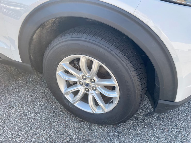 #1528-•-2021-ford-explorer-awd-suv-(has-wi-title)-image-11
