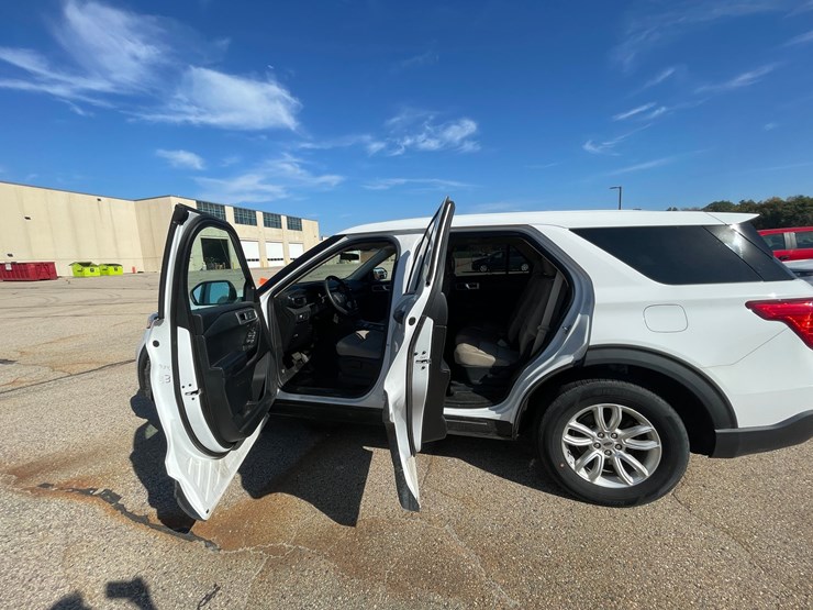 #1528-•-2021-ford-explorer-awd-suv-(has-wi-title)-image-36