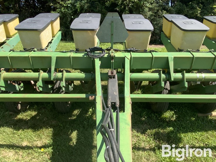 john-deere-7000-6r30"-planter-w/markers-image-15