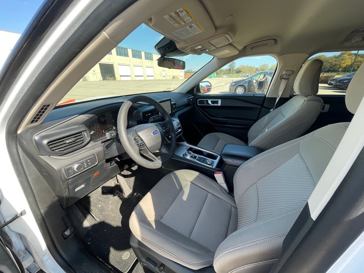 #1529-•-2021-ford-explorer-awd-suv-(has-wi-title)-image-7