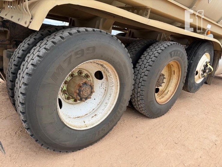 2014-freightliner-122sd-image-23