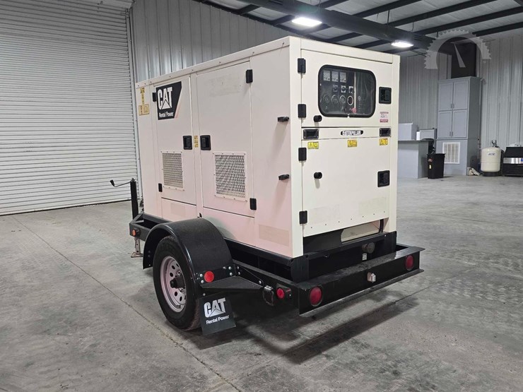 2015-caterpillar-xq30-8-image-2