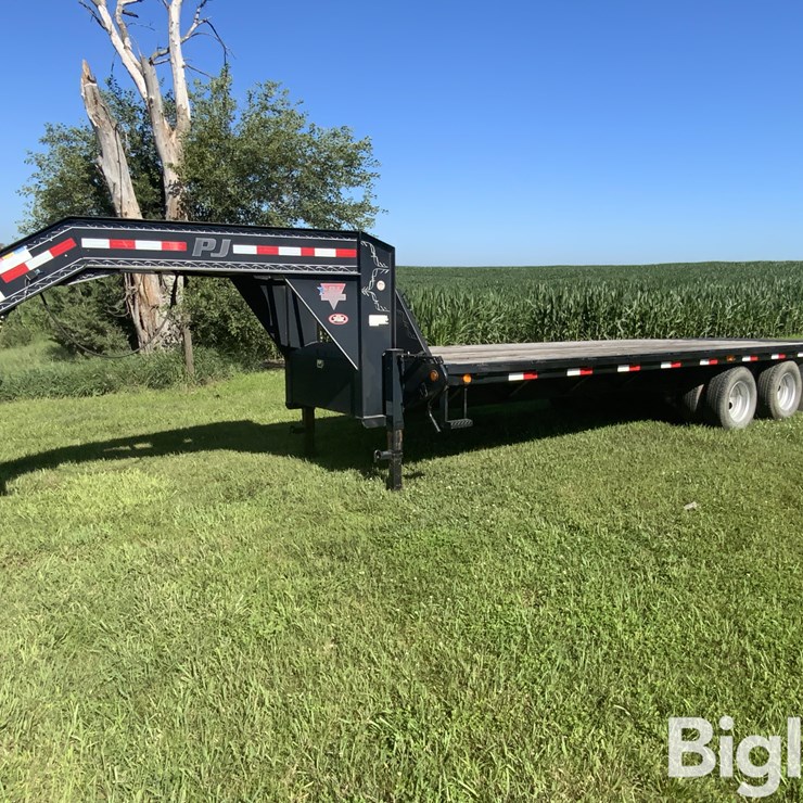 2013 PJ 26' Low-Pro T/A Gooseneck Deckover Flatbed Trailer