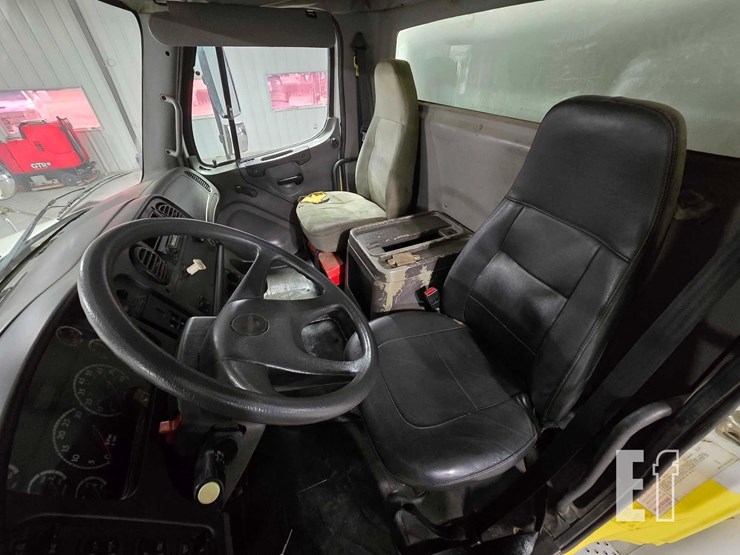 2004-freightliner-business-class-m2-106-image-9