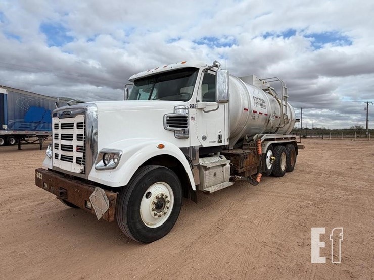2015-freightliner-122sd-image-1
