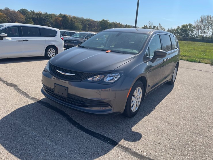 #1515-•-2020-chrysler-voyager-mini-van-(has-wi-title)-image-1