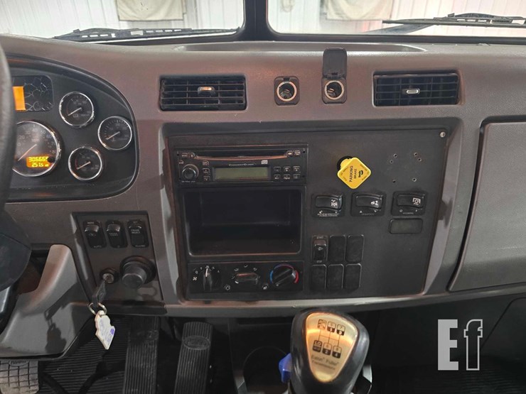 2013-peterbilt-348-image-14