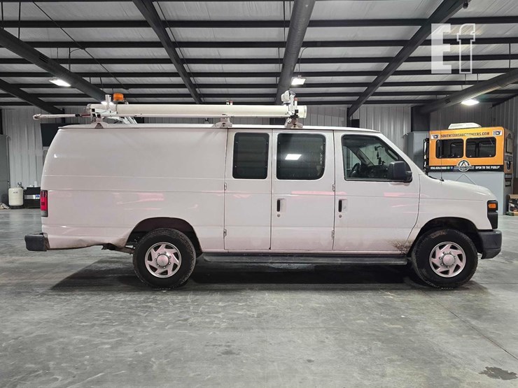 2013-ford-econoline-350-image-6