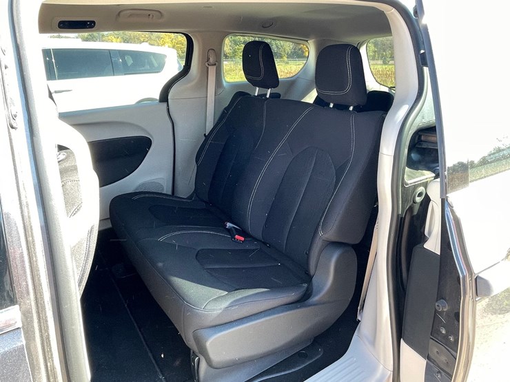 #1522-•-2021-chrysler-voyager-mini-van-(has-wi-title)-image-23