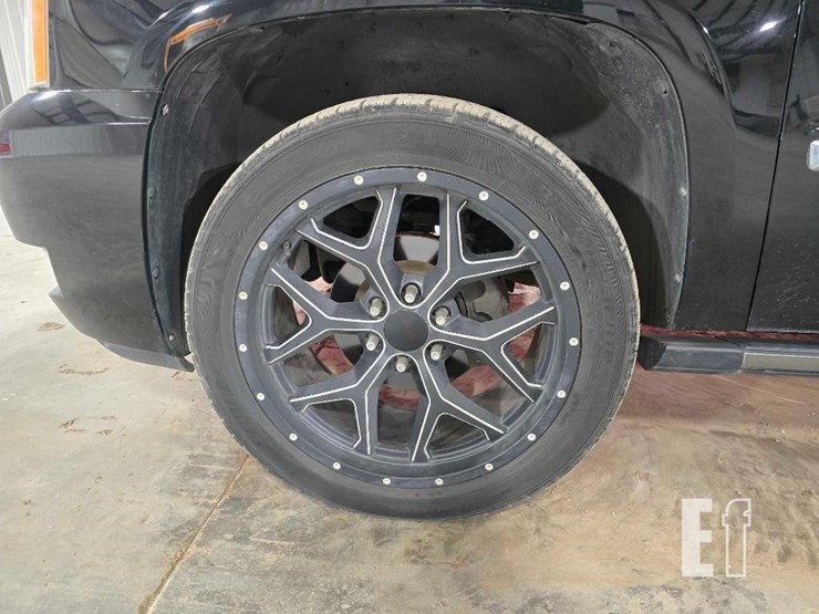 2013-cadillac-escalade-platinum-image-21