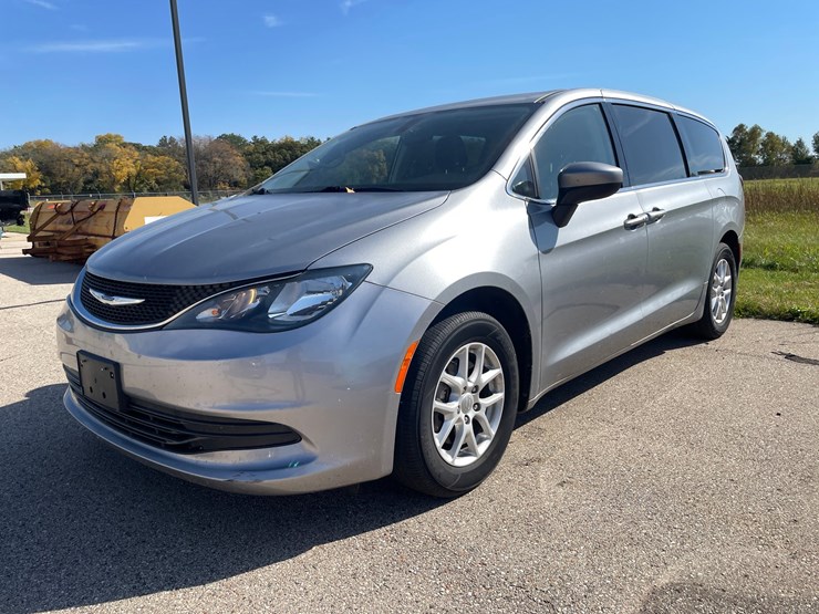#1518-•-2020-chrysler-voyager-mini-van-(has-wi-title)-image-1
