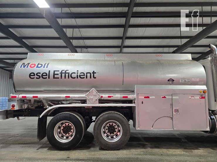 2013-peterbilt-348-image-17