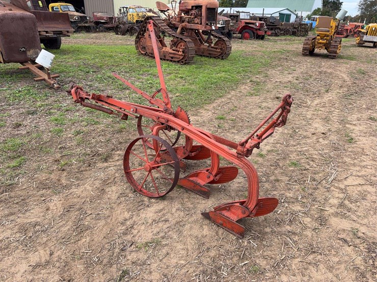 oliver-three-bottom-vineyard-plow-image-2