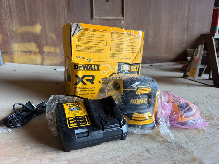 #2008-•-dewalt-xr-5"-variable-speed-random-orbit-sander-kit-image-2