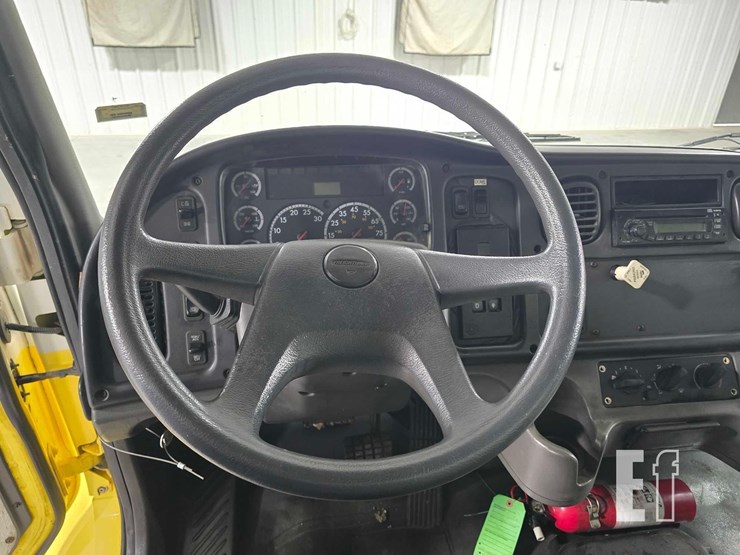 2004-freightliner-business-class-m2-106-image-10