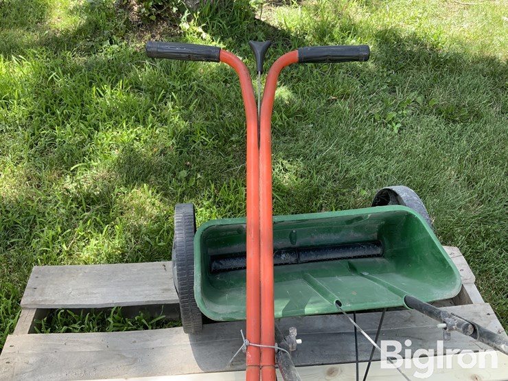 walk-behind-&-pull-type-lawn-spreaders-&-sprayer-image-14