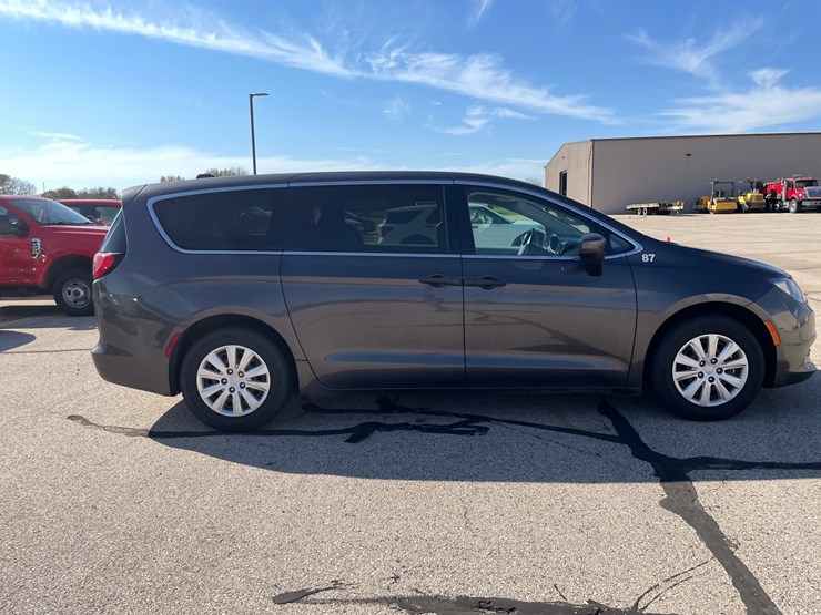 #1521-•-2021-chrysler-voyager-mini-van-(has-wi-title)-image-4