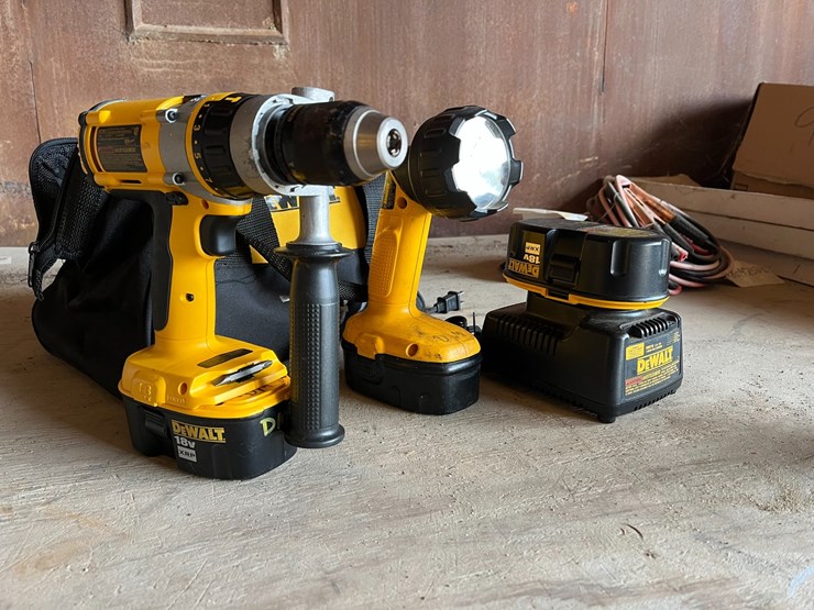 #3410-•-dewalt-1/2"-heavy-duty-hammer-drill-and-area-light-image-1