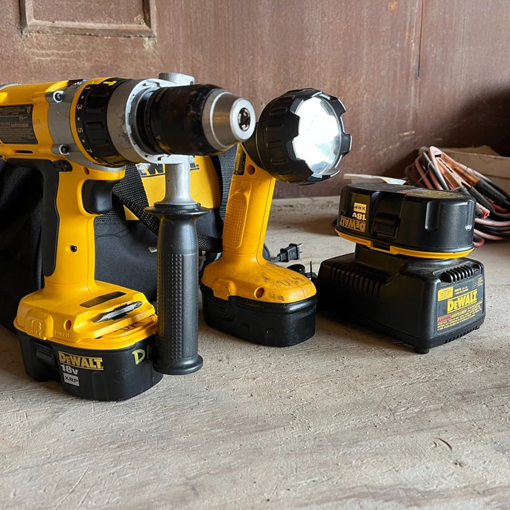 #3410 • DeWalt 1/2" Heavy Duty Hammer Drill and Area Light