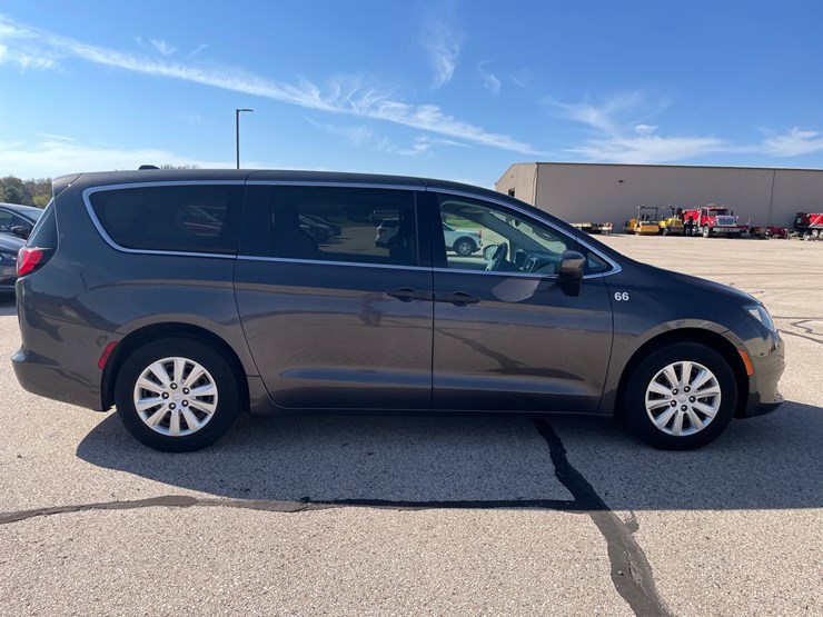 #1519-•-2020-chrysler-voyager-mini-van-(has-wi-title)-image-4