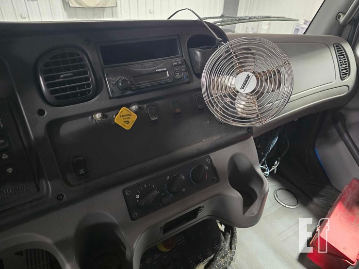 2010-freightliner-business-class-m2-106-image-13