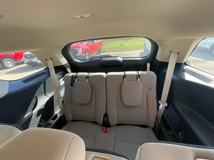 #1528-•-2021-ford-explorer-awd-suv-(has-wi-title)-image-3