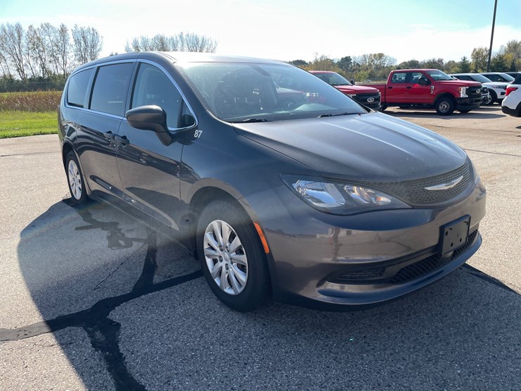 #1521-•-2021-chrysler-voyager-mini-van-(has-wi-title)-image-3