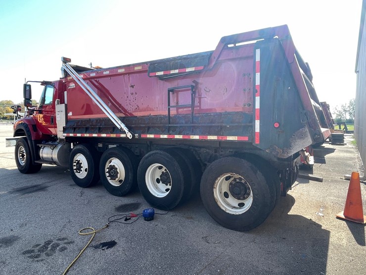 #1502-•-2018-international-7600-quad-axle-dump-truck-(has-wi-title)-with-accessories-image-7