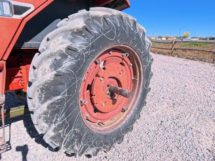 #1056-•-international-986-tractor-image-8